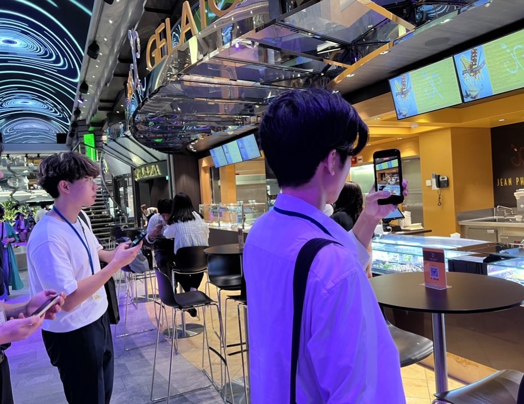 船内で取材するインターン生