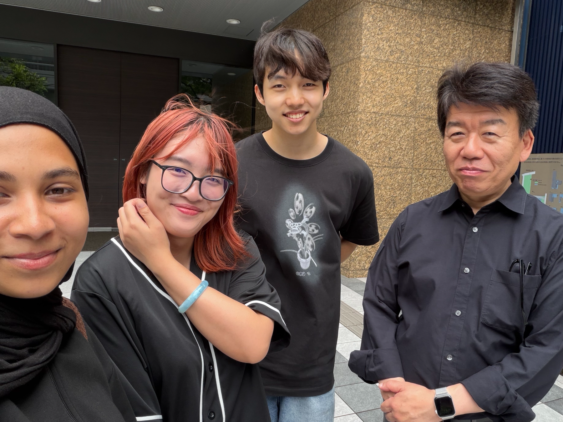 4thWAVEのメンバーとインターン生